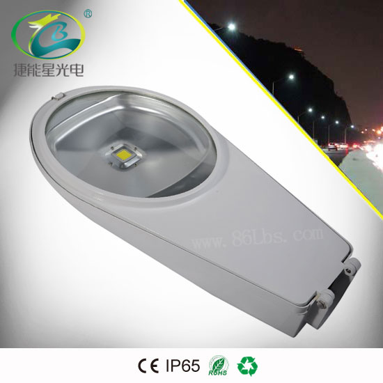 LED路燈耐沖擊，抗雷擊性強(qiáng)，無(wú)此外線(xiàn)和紅外線(xiàn)輻射